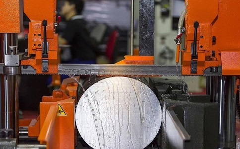 赤壁立式金属带锯床切削出现跑带故障解决方法！